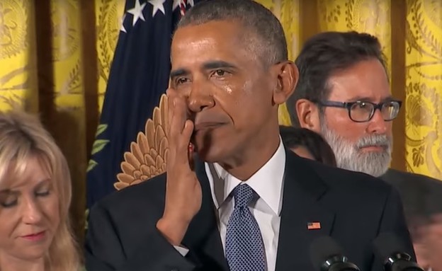 ברק אובמה בוכה בזמן הנאום על רגולציית כלי נשק בארה (צילום: PBS)