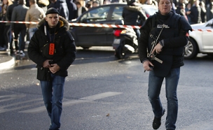 שוטרים בזירת האירוע בפריז, היום (צילום: רויטרס)