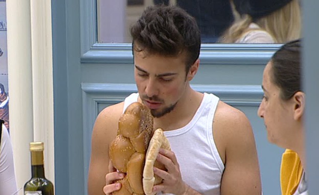 מייקל מברך על הלחם  (צילום: מתוך האח הגדול 7, שידורי קשת)
