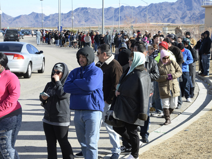 עשרות ממתינים בתור (צילום: רויטרס)