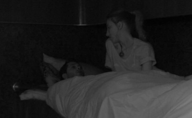 תניה ושי חי משוחחים במיטה (צילום: מתוך האח הגדול 7, שידורי קשת)