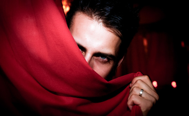 גבר מסתתר (צילום: flickr)