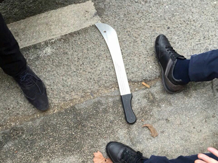 הסכין שנותרה בזירת התקיפה, הבוקר (צילום: צב בטחוני גלובלי, שמעון ארונוביץ)
