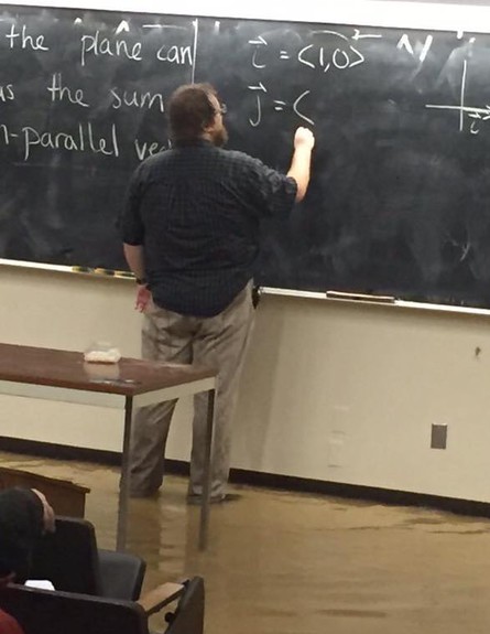 מרצה למתמטיקה מלמד בשיטפון (צילום: HannibalofBarca, Reddit)