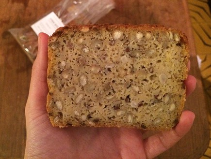 לחם פומרנץ לחם נבטוטים (צילום: ריטה גולדשטיין, mako אוכל)