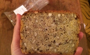 לחם פומרנץ לחם נבטוטים (צילום: ריטה גולדשטיין, אוכל טוב)