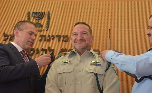 שבתאי מקבל ניצב (צילום: משטרת ישראל)