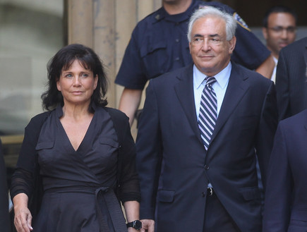 אן סינקלר ודומיניק יוצאים מבית המשפט ב-2011 (צילום: Mario Tama, GettyImages IL)