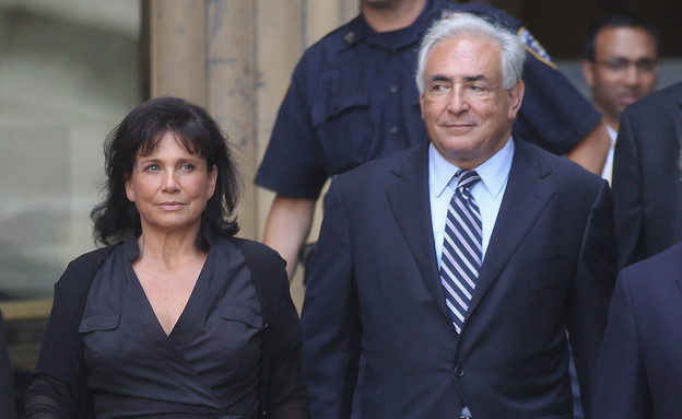 אן סינקלר ודומיניק יוצאים מבית המשפט ב-2011 (צילום: Mario Tama, GettyImages IL)
