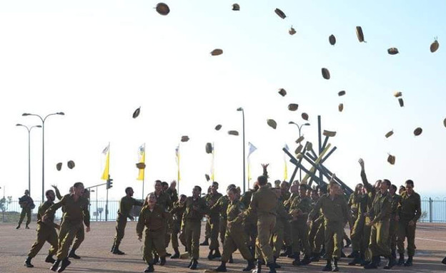 לוחמי חיל האיסוף הקרבי מסיימים מסלול (צילום: דובר צה"ל, באדיבות גרעיני החיילים)