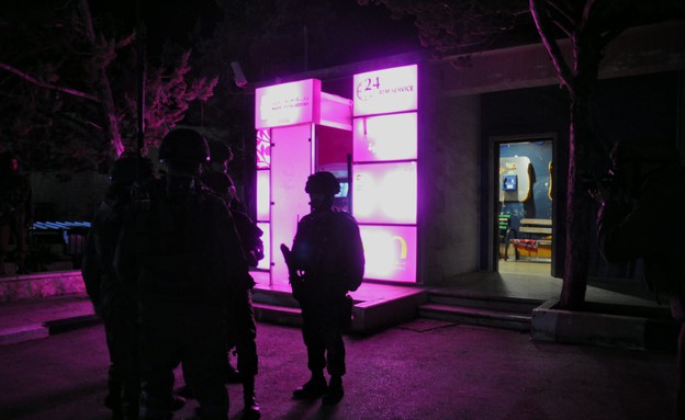 הפשיטה באוניברסיטת ביר זית (צילום: דובר צה"ל, באדיבות גרעיני החיילים)