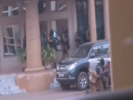 כוחות הביטחון מכתרים את המלון, היום (צילום: רויטרס)