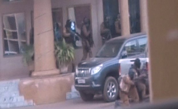כוחות הביטחון מכתרים את המלון, היום (צילום: רויטרס)
