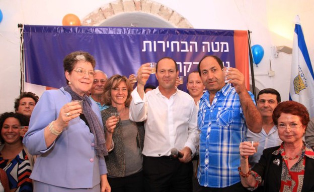 רמי לוי בהרמת כוסית במטה הבחירות של ניר ברקת, ראש העיר ירושלים (צילום: ששון תירם, TheMarker)