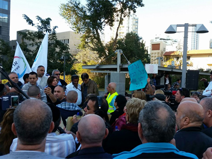 עשרות עובדים בהפגנה (צילום: עזרי עמרם, חדשות 2)