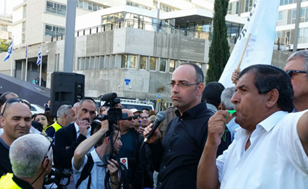 פרופסור ירון זליכה בהפגנה (צילום: עזרי עמרם, חדשות 2)