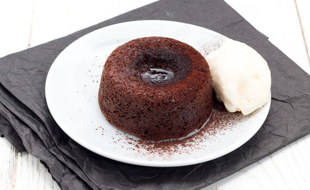 עוגת שוקולד חמה במילוי ממרח לוטוס (צילום: אולגה טוכשר, mako אוכל)
