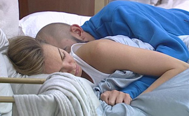 ברק וקסניה מתקשים להתעורר (צילום: מתוך האח הגדול עונה 7, שידורי קשת)