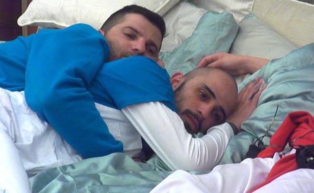 דודו וברק מחובקים במיטה (צילום: מתוך האח הגדול עונה 7, שידורי קשת)