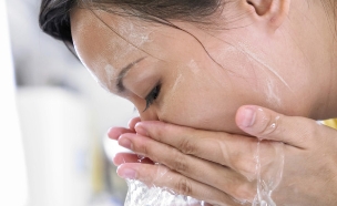 שטיפת פנים (צילום: אימג'בנק / Thinkstock)