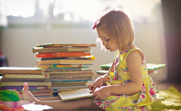 ילדה קוראת ספר (צילום: Shutterstock)