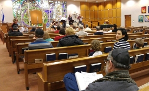 נועה יחיאלי בבית הכנסת