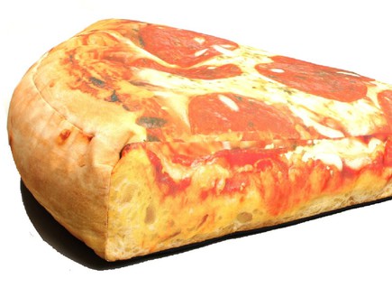אקססוריז פיצה, כיסא פיצה מתנפח, 38 דולר (צילום: takemypaycheck)