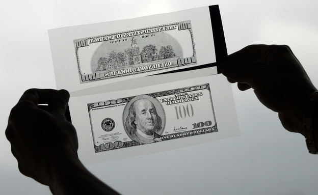 חוקר פרטי מחזיק נגטיבים של שטרות של 100 דולר בקולומביה (צילום: ap)