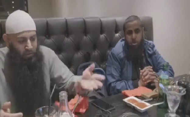 צופים בסרטון דאעש (צילום: צילום מתוך הסרט של ערוץ 4 הבריטי)