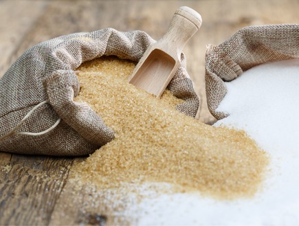 שק של סוכר חום ליד שק של סוכר לבן (אילוסטרציה: Shutterstock)