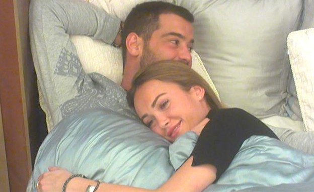 עמרי וקסניה מחובקים במיטה (צילום: מתוך האח הגדול 7, שידורי קשת)