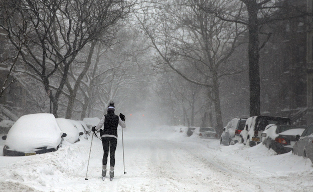 קרוב ל-70 ס"מ שלג בניו יורק (צילום: רויטרס)