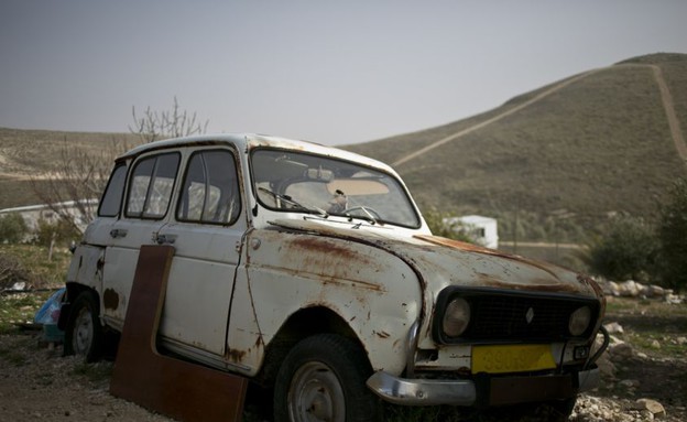 מכונית נטושה בגוש עציון (צילום: עופר וקנין, TheMarker)