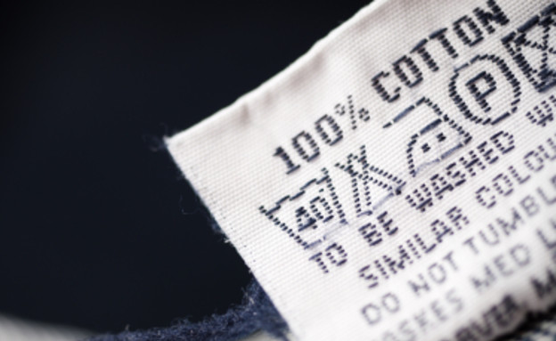 תווית של חולצה שכתוב 100% כותנה והוראות כביסה (צילום: אור גץ, istockphoto)