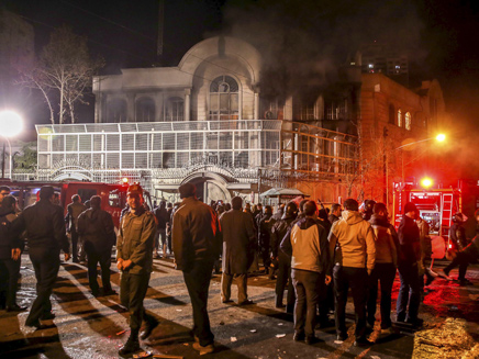 המתקפה על השגרירות הסעודית בטהרן (צילום: רויטרס)