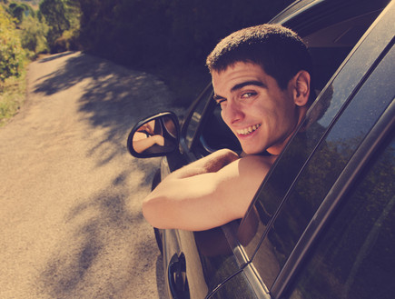 גבר שמח נוהג (צילום: Shutterstock)