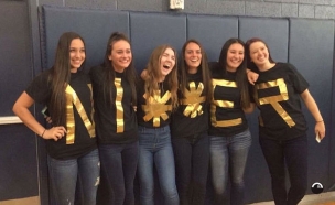 תלמידות לבושות בחולצות שיוצרות את המילה כושי