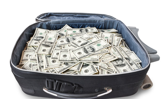 מזוודה עם כסף (צילום: Alexander Kalina, Shutterstock)