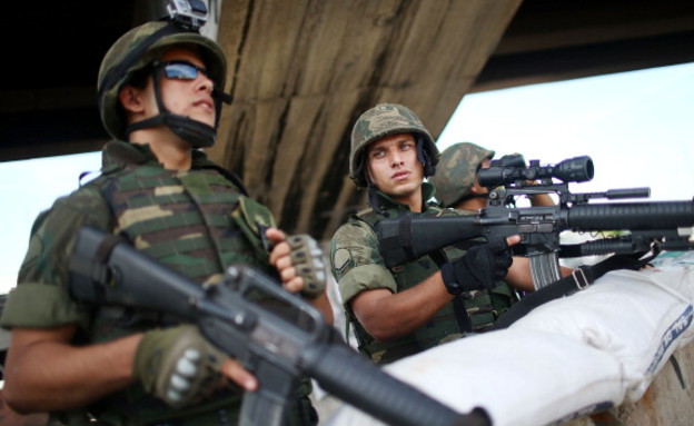 צבא ברזיל נגד הזיקה (צילום: Mario Tama, GettyImages IL)
