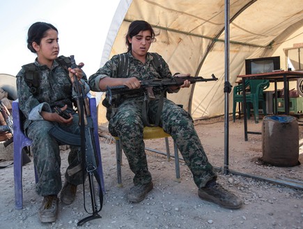 A Kurdish People's Protection Units, or YPG's woman fighter contro (צילום: Ahmet Sik, GettyImages IL)