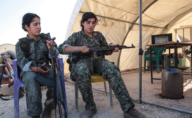 A Kurdish People's Protection Units, or YPG's woman fighter contro (צילום: Ahmet Sik, GettyImages IL)