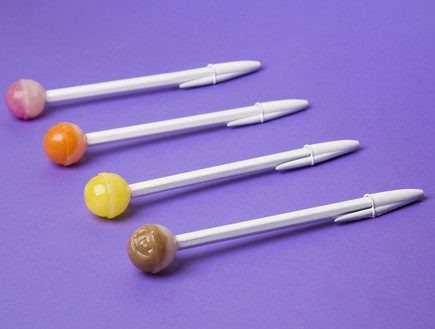 סוכריות על עט (צילום: Reni Wu)