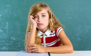 תלמידה ילדה משועממת (צילום: Shutterstock, מעריב לנוער)