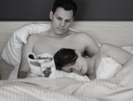 גבר ואישה במיטה (צילום: flickr)