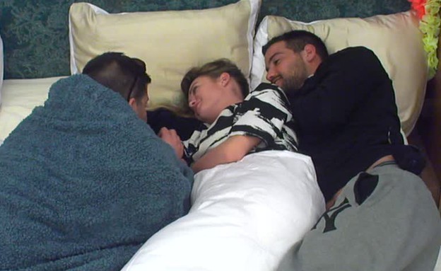 עמרי, קסניה ודודו במיטה (צילום: מתוך האח הגדול 7, שידורי קשת)
