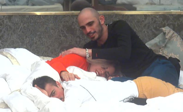 ברק, מייקל וקוקו במיטה (צילום: מתוך האח הגדול 7, שידורי קשת)