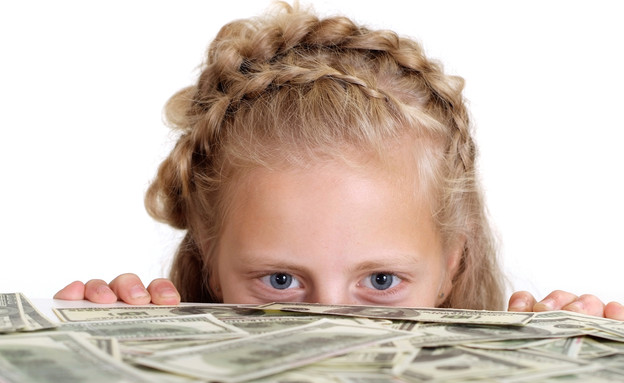 ילדה מסתכלת על כסף (אילוסטרציה: Shutterstock)