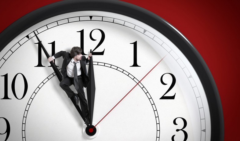 עובד יושב על שעון (אילוסטרציה: Shutterstock)