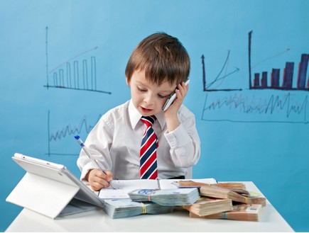 ילד מחופש לאיש עסקים (אילוסטרציה: Shutterstock)