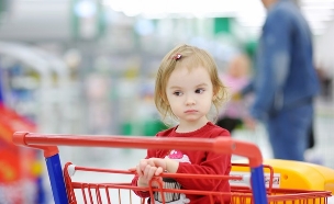 ילדה על עגלת סופרמרקט (אילוסטרציה: Shutterstock)